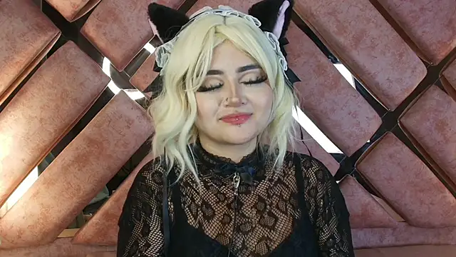 Snapshot of lya_nekko_ chatting on July 7, 2026, 7:23 am lya nekko online show from July 7, 2026, 7:23 am