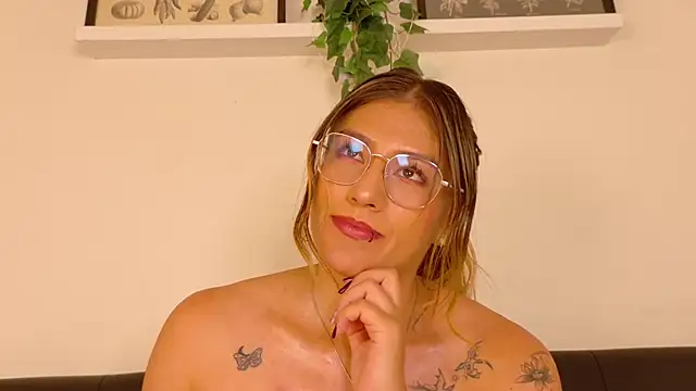 Snapshot of LiaaMoretti__ chatting on July 23, 2026, 2:53 am LiaaMoretti online show from July 23, 2026, 2:53 am
