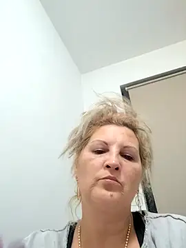 Divineblond online show from October 4, 2025, 4:38 pm