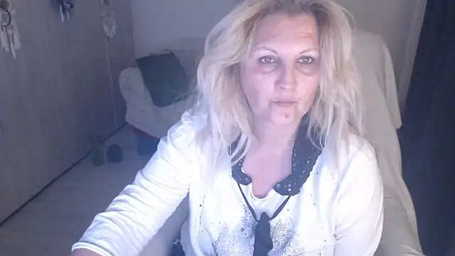 Divineblond online show from April 7, 2026, 10:09 pm