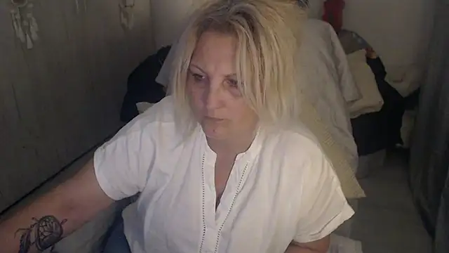 Divineblond online show from April 15, 2026, 7:32 pm