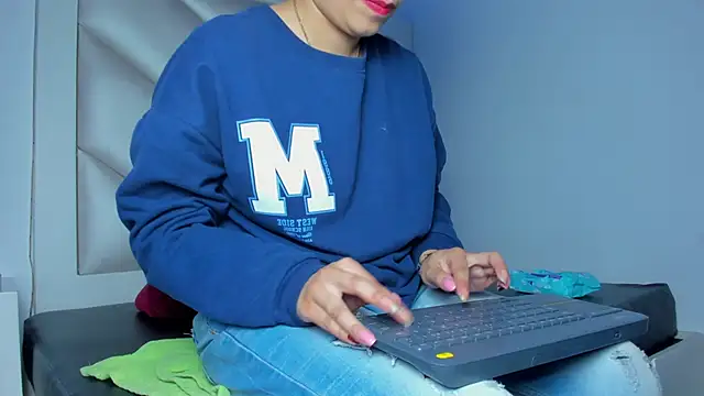 Snapshot of Valentina_js chatting on June 18, 2026, 8:35 pm Valentina js online show from June 18, 2026, 8:35 pm