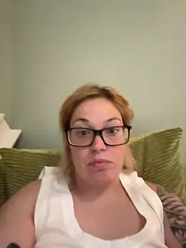 SecretRavenXO online show from May 7, 2026, 9:53 pm