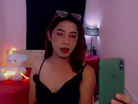Snapshot of URsexyLylia chatting on June 16, 2026, 5:37 pm URsexyLylia online show from June 16, 2026, 5:37 pm