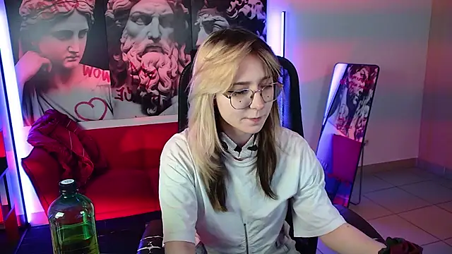 Snapshot of NyxCalderra chatting on June 7, 2026, 1:32 am NyxCalderra online show from June 7, 2026, 1:32 am