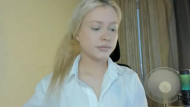 Snapshot of MidnightPoise chatting on June 16, 2026, 4:59 am MidnightPoise online show from June 16, 2026, 4:59 am