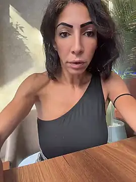 Snapshot of Yasmiinee chatting on July 2, 2026, 3:18 pm Yasmiinee online show from July 2, 2026, 3:18 pm