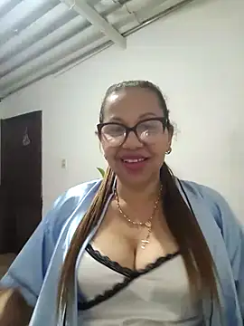 Snapshot of Ladymilf12 chatting on May 5, 2026, 1:24 am Ladymilf12 online show from May 5, 2026, 1:24 am