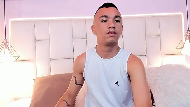 AndresSolorzano1 online show from June 19, 2026, 5:34 am