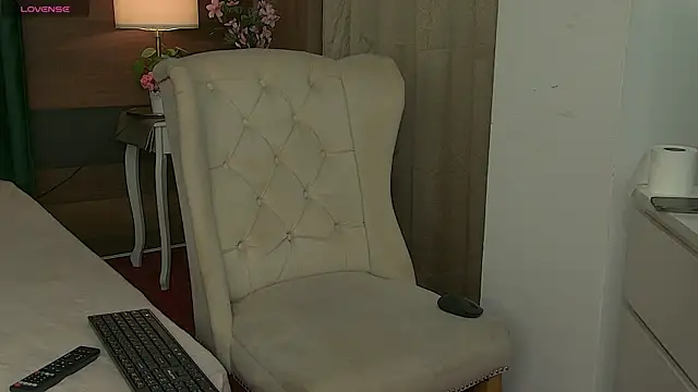 Snapshot of AlyceBeau chatting on June 5, 2026, 6:09 am AlyceBeau online show from June 5, 2026, 6:09 am