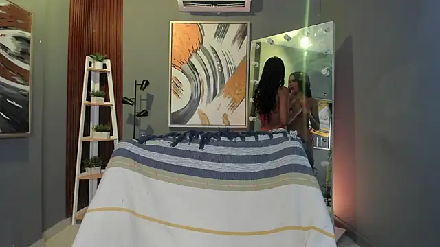 Snapshot of Kiara_Curls chatting on June 18, 2026, 12:20 pm Kiara Curls online show from June 18, 2026, 12:20 pm