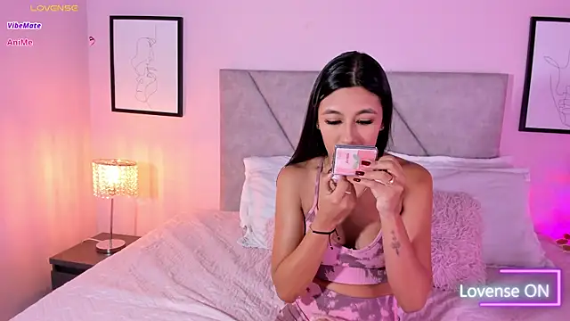 Snapshot of Emiilyh_ chatting on June 9, 2026, 8:20 pm Emiilyh online show from June 9, 2026, 8:20 pm