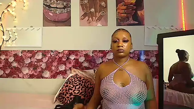 Snapshot of EnchantingLisa chatting on May 19, 2026, 2:01 pm EnchantingLisa online show from May 19, 2026, 2:01 pm