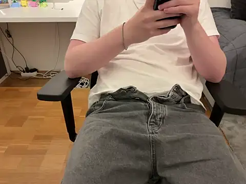 hotbiboy2003 online show from May 12, 2026, 2:36 pm