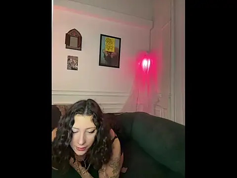 Snapshot of Vera___ chatting on May 1, 2026, 12:59 am Vera online show from May 1, 2026, 12:59 am
