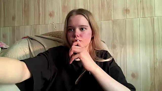 Snapshot of Malinwitch chatting on June 15, 2026, 3:47 pm Malinwitch online show from June 15, 2026, 3:47 pm