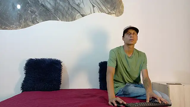 Snapshot of cameronsilverman chatting on June 18, 2026, 8:24 pm cameronsilverman online show from June 18, 2026, 8:24 pm