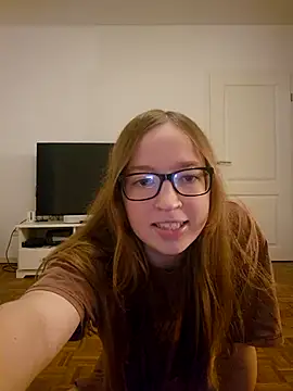 Snapshot of Freaky-Doll chatting on August 5, 2026, 8:55 pm Freaky-Doll online show from August 5, 2026, 8:55 pm