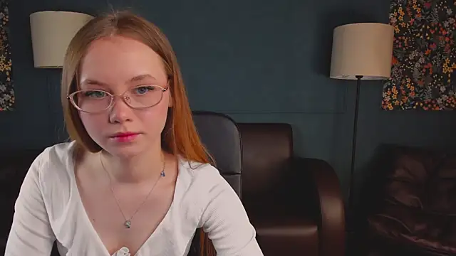 FloraLarsson online show from May 2, 2026, 3:44 am
