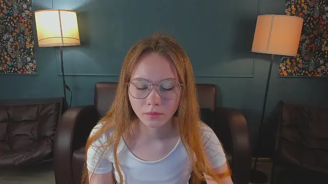 FloraLarsson online show from June 10, 2026, 3:29 am