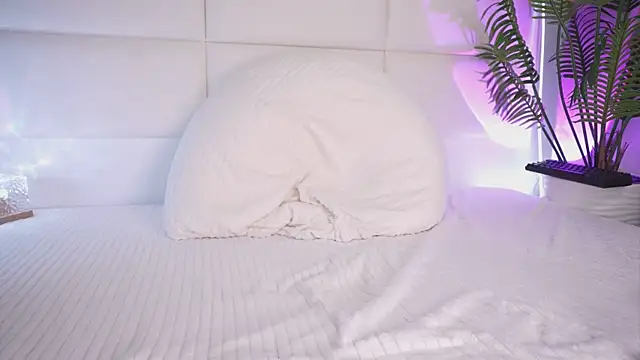 Juliadragon online show from December 10, 2024, 6:44 am