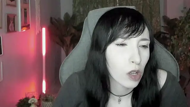 Snapshot of SeraphineSparda chatting on July 17, 2026, 11:50 am SeraphineSparda online show from July 17, 2026, 11:50 am