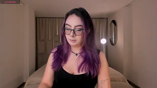 Snapshot of LoiseHarper chatting on June 19, 2026, 4:17 am LoiseHarper online show from June 19, 2026, 4:17 am