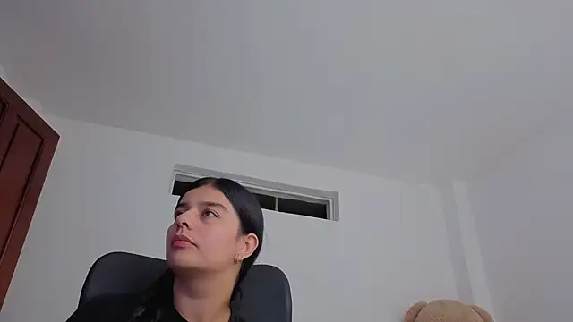 Snapshot of valerihouse_ chatting on May 6, 2026, 1:36 am valerihouse online show from May 6, 2026, 1:36 am