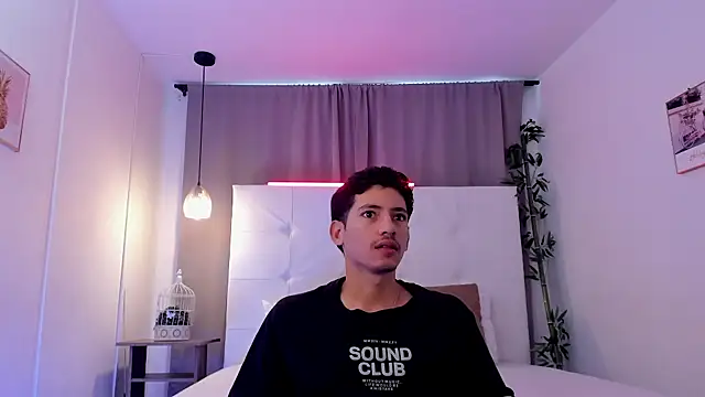 Snapshot of Alejo-and-Thiago chatting on August 3, 2026, 12:21 pm Alejo-and-Thiago online show from August 3, 2026, 12:21 pm