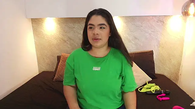 Snapshot of Emma__becket1 chatting on July 4, 2026, 5:35 am Emma becket1 online show from July 4, 2026, 5:35 am