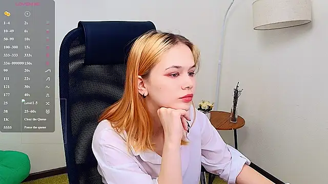 MoonF0xy online show from May 4, 2026, 9:38 am