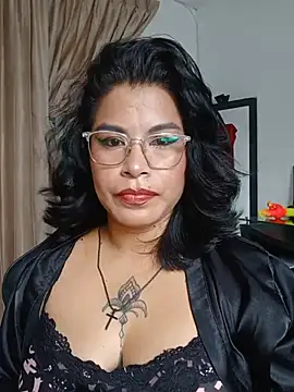 Aurorasaenz  online show from July 7, 2026, 2:43 pm