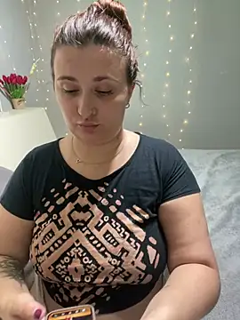 Snapshot of AureTease chatting on August 6, 2026, 7:49 pm AureTease online show from August 6, 2026, 7:49 pm