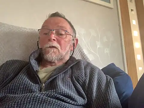 Snapshot of Moonraker64 chatting on June 6, 2026, 7:29 pm Moonraker64 online show from June 6, 2026, 7:29 pm
