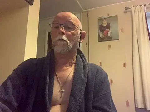 Snapshot of Moonraker64 chatting on June 30, 2026, 4:57 am Moonraker64 online show from June 30, 2026, 4:57 am