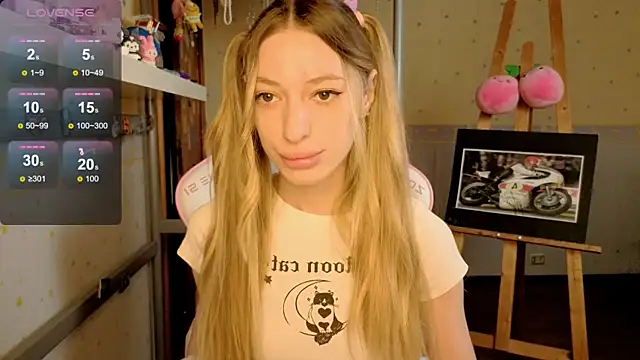 MiaMooonn online show from June 4, 2026, 1:39 pm