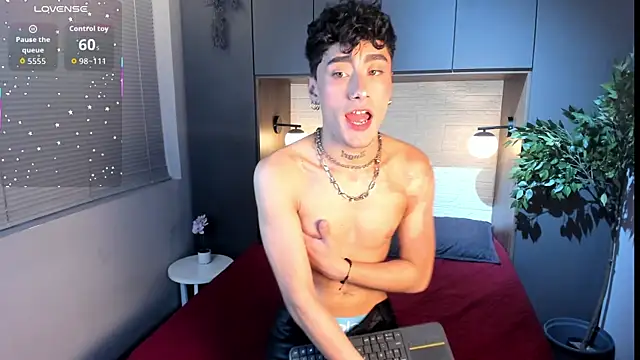 Snapshot of Spencerwhite_ chatting on May 17, 2026, 9:33 pm Spencerwhite online show from May 17, 2026, 9:33 pm
