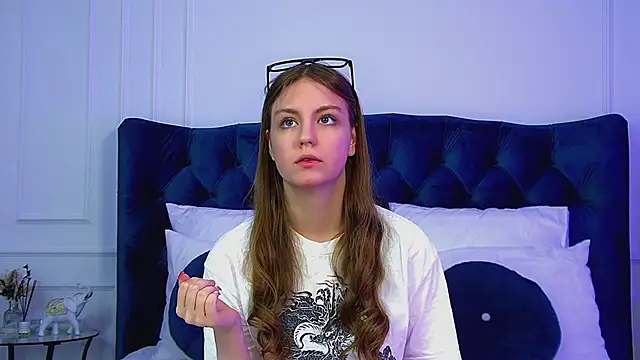 SofiaSarvains online show from May 17, 2026, 6:22 am