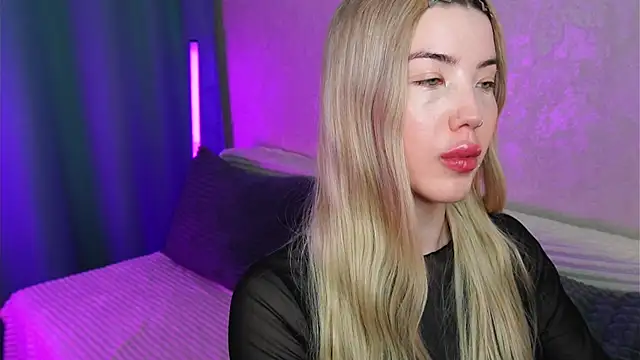 LindaThackerr online show from May 6, 2026, 10:09 am