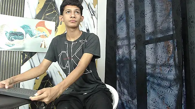 Snapshot of TWINKS_BOYSX chatting on June 11, 2026, 1:53 pm TWINKS BOYSX online show from June 11, 2026, 1:53 pm