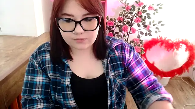 Snapshot of KarolinasHot chatting on June 14, 2026, 1:24 pm KarolinasHot online show from June 14, 2026, 1:24 pm
