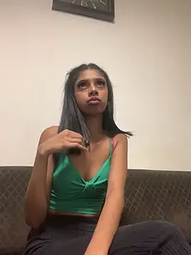 OnlyYours Leah online show from May 6, 2026, 8:25 pm