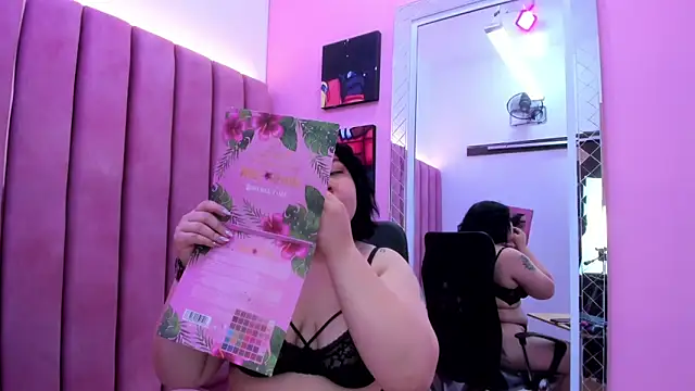 Snapshot of Sweet_Nova_ chatting on June 1, 2026, 12:07 pm Sweet Nova online show from June 1, 2026, 12:07 pm