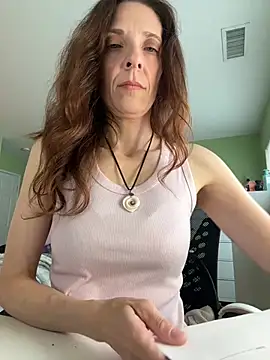 Snapshot of Raevyn chatting on May 16, 2026, 5:01 pm Raevyn online show from May 16, 2026, 5:01 pm