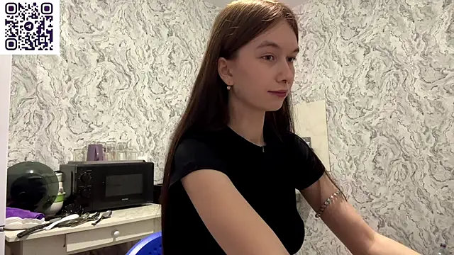 HinaDesire online show from June 7, 2026, 8:12 pm