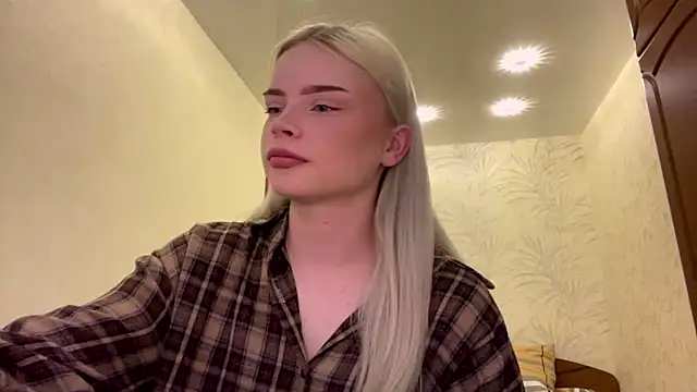 ShainaJoens online show from May 6, 2026, 5:51 pm