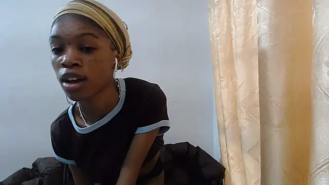 Snapshot of PetiteBarbie_05 chatting on June 25, 2026, 7:35 am PetiteBarbie 05 online show from June 25, 2026, 7:35 am