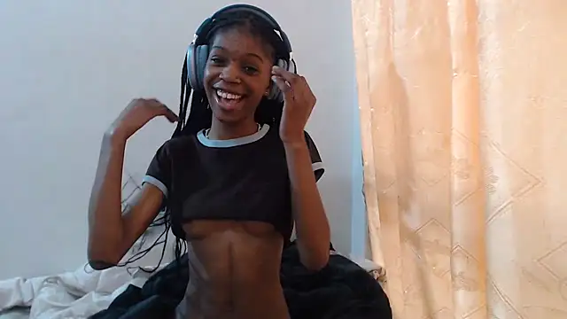 Snapshot of PetiteBarbie_05 chatting on July 14, 2026, 10:21 am PetiteBarbie 05 online show from July 14, 2026, 10:21 am
