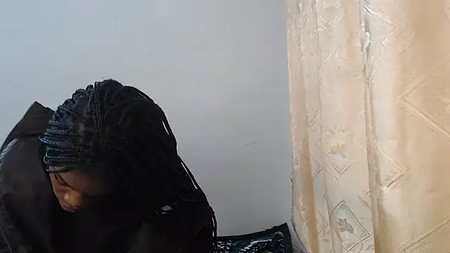 Snapshot of PetiteBarbie_05 chatting on August 8, 2026, 7:32 am PetiteBarbie 05 online show from August 8, 2026, 7:32 am