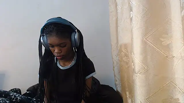 Snapshot of PetiteBarbie_05 chatting on August 9, 2026, 5:23 am PetiteBarbie 05 online show from August 9, 2026, 5:23 am